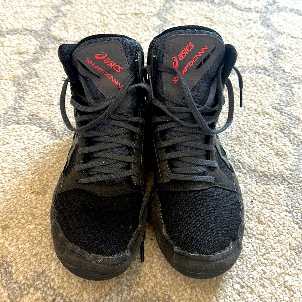 Boys wrestling shoes in size 5